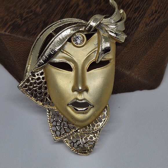Vtg Mysterious Lady Mask Brooch 3d Hollow Masquerade Pin Matte Retro Gold Tone - Picture 8 of 11